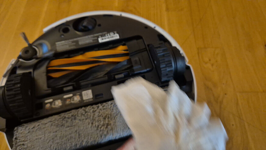 Unterseite des Dreame Aqua10 Ultra Track mit sichtbarem TrackSync Mopp-System.